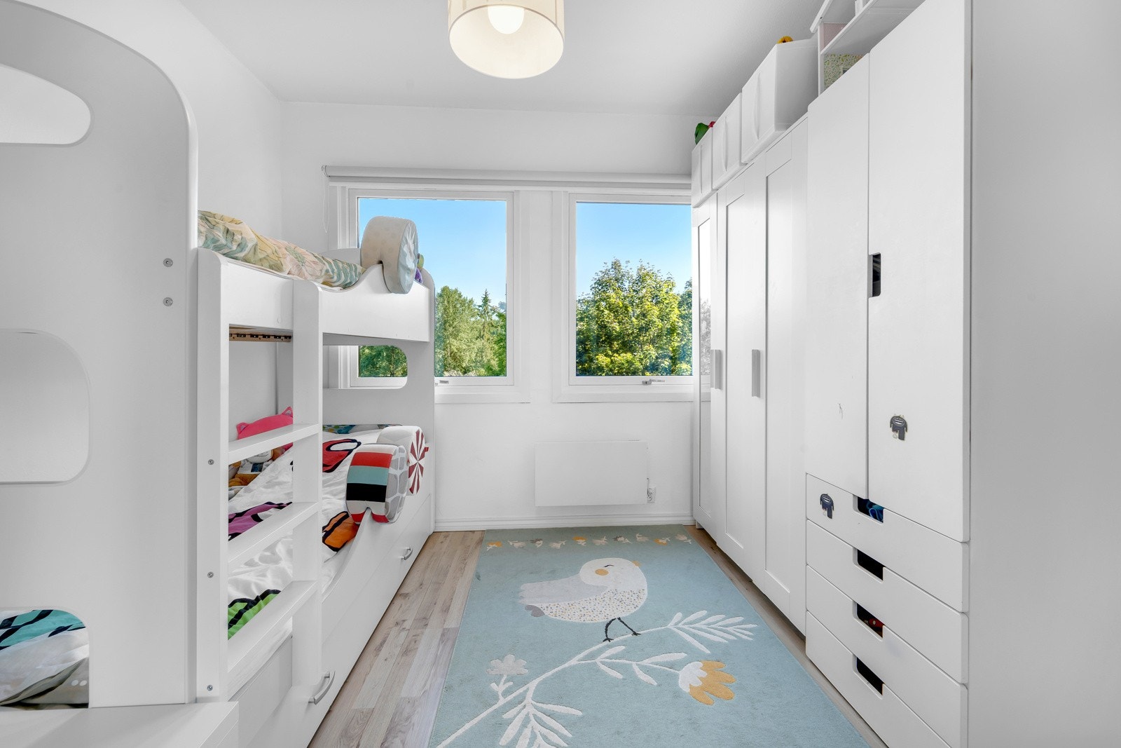 Godt med plass til både skyvedørsgarderobe, garderobeskap/ kommoder, seng og lekeområde til barna. Galleribilde