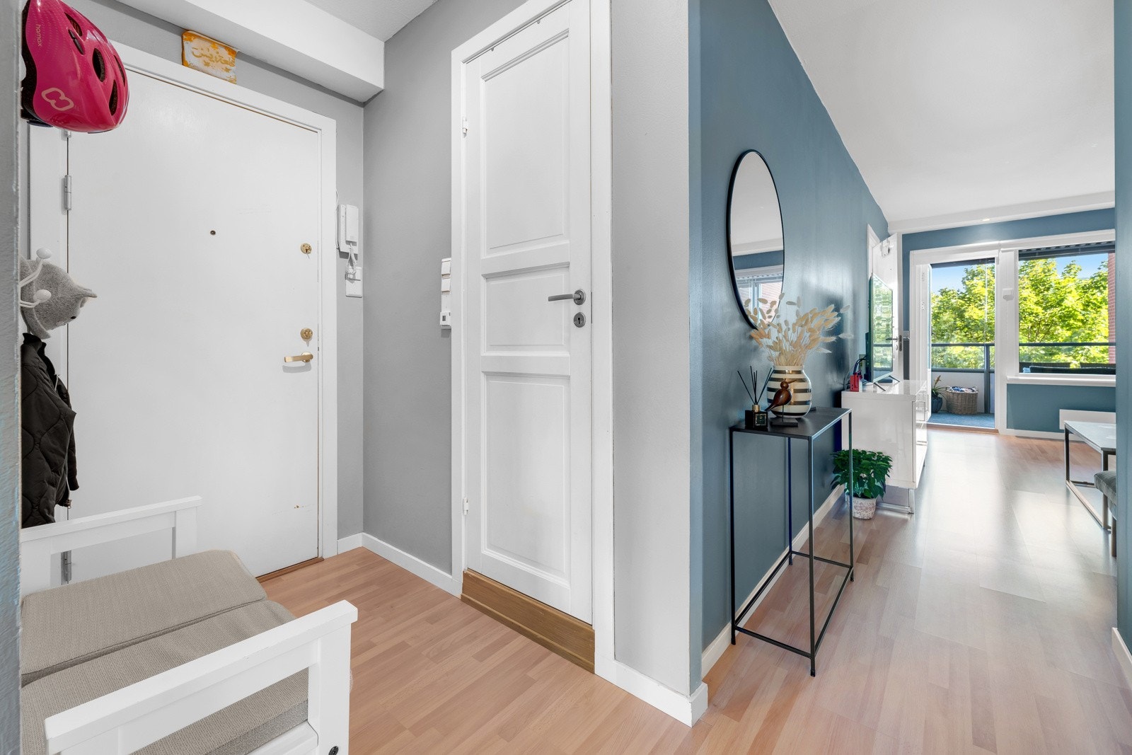 Videre inn i boligen med tilgang fra entré til alkoven! Galleribilde