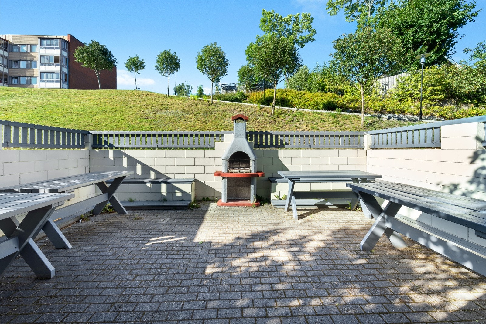 Grill og sitteplasser utenfor blokkene. Her bor du svært nære barnehager, uteparker, skole osv. Meget barnevennlig område. Galleribilde