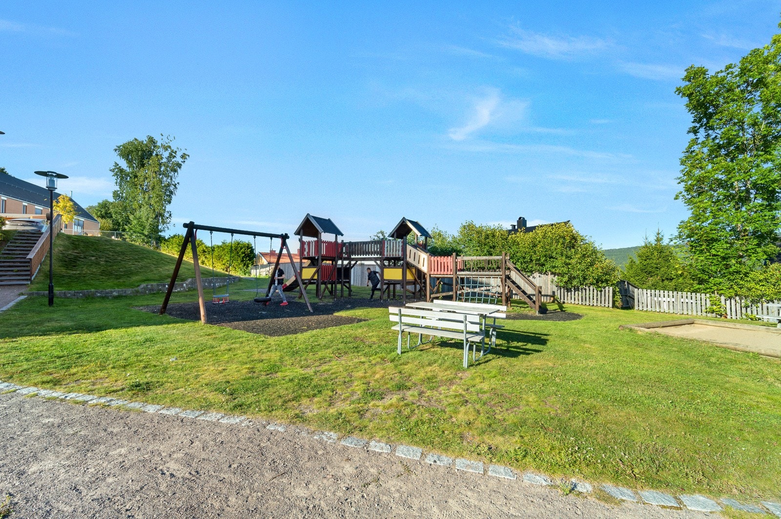 En av mange lekeplasser rett ved boligen. Galleribilde