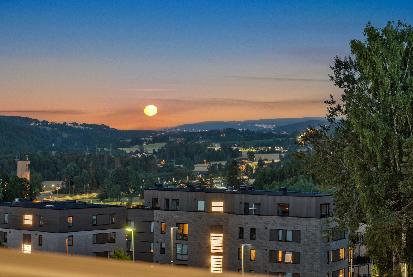 Nyt skikkelig fine kveldshimler fra din nye balkong! Galleribilde