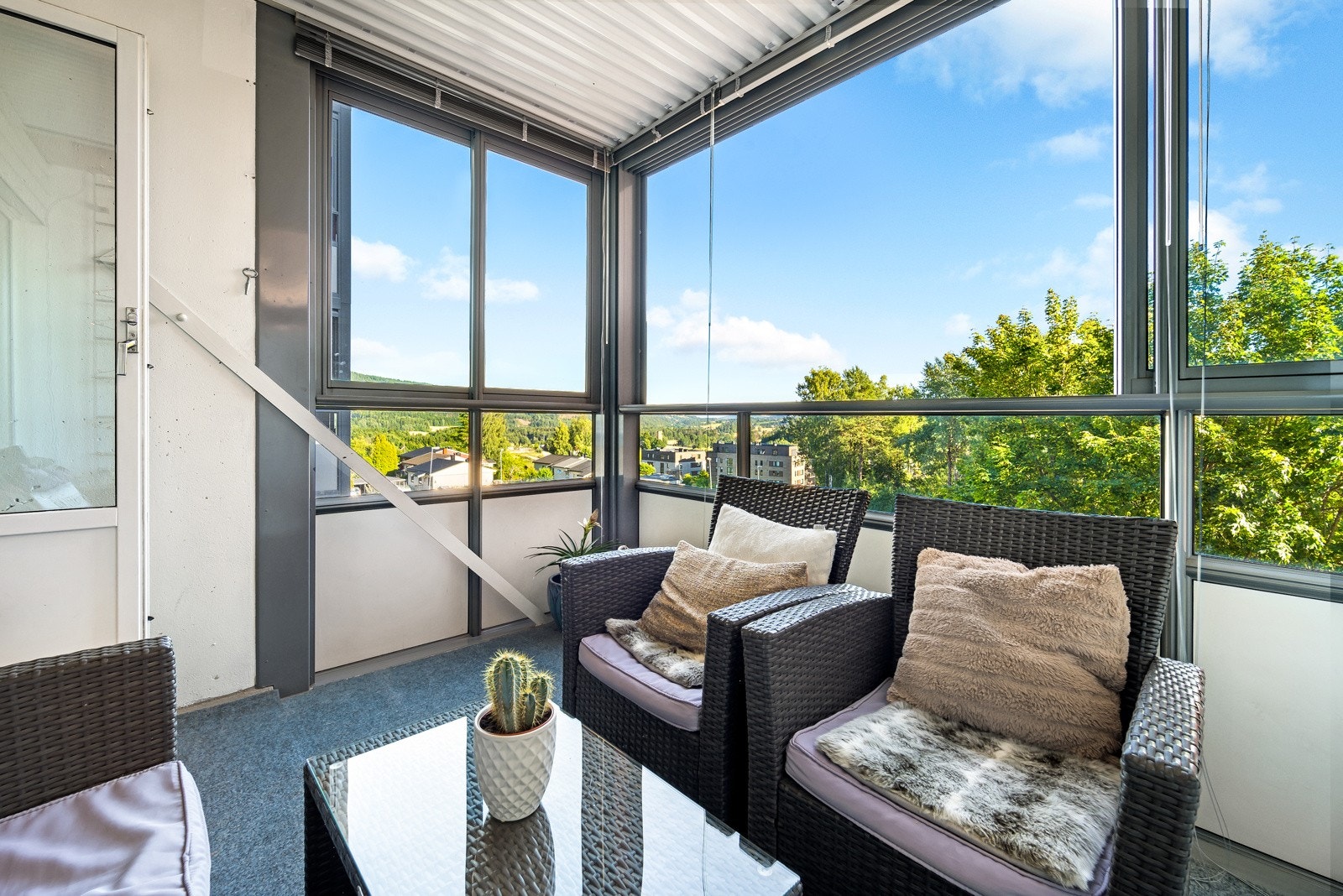 Balkongen er sydvendt og byr ppå gode lys- og solforhold. Her her du en usjenert beliggenhet! Galleribilde