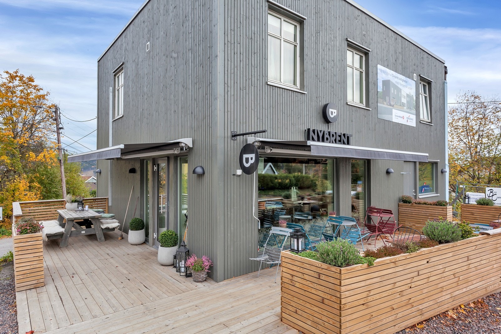 Nybrent Kafé kort gåtur unna. Galleribilde