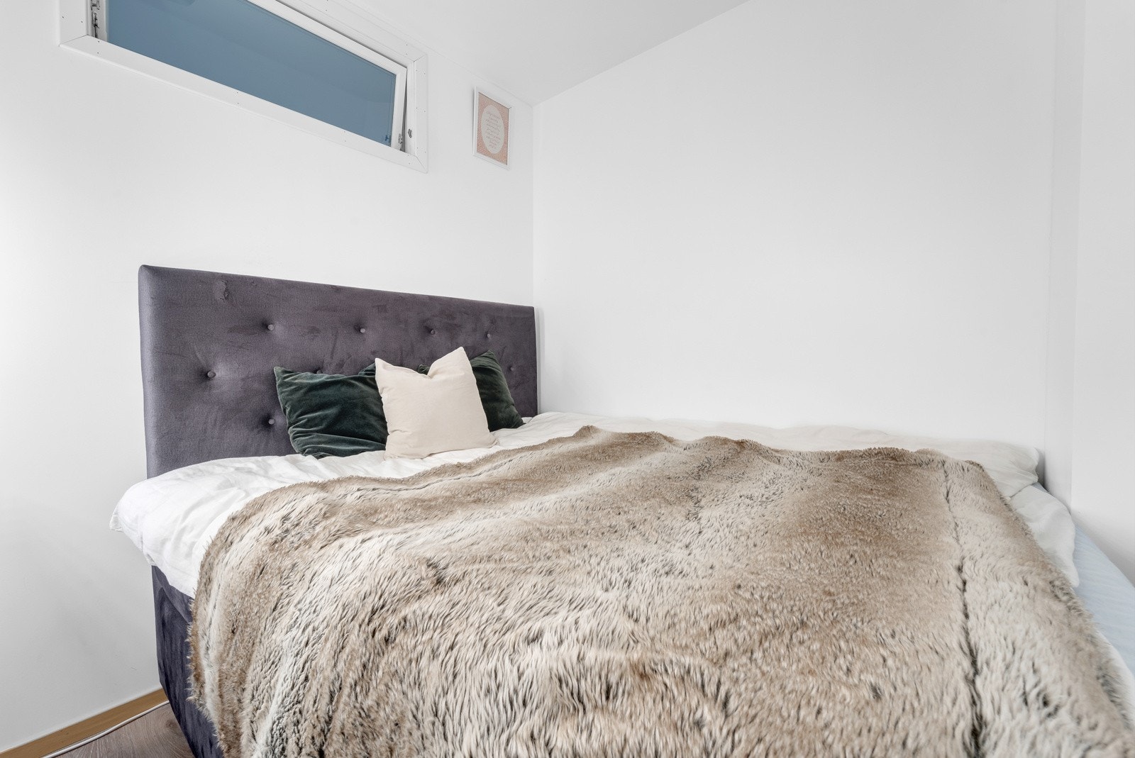 Rommet ser mindre ut enn det er. Det er plass til dobbeltseng, nattbord og en kommode. Vindu med åpne/lukke funksjon for tilluft. Galleribilde