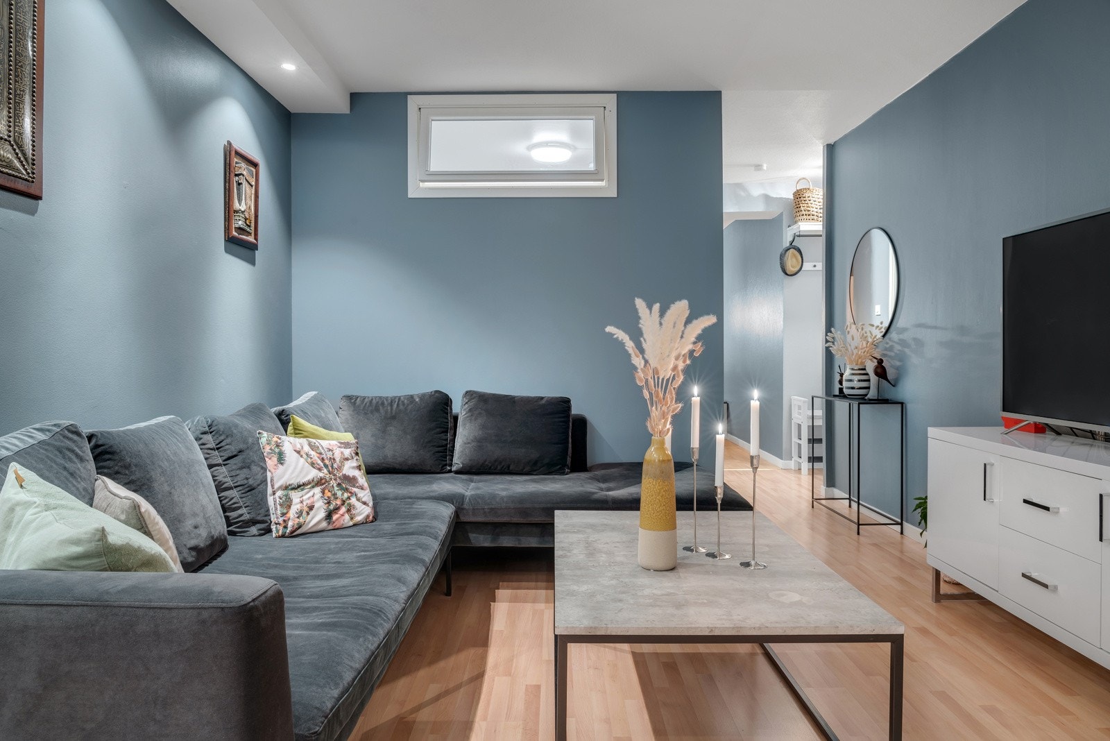 Nærbilde av sofahjørne. Varmtvann, kabel-tv og internett er inkludert i felleskostnadene. Galleribilde