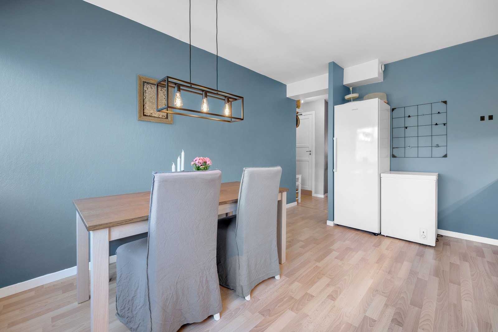 Praktisk hjørnevegg til plassering av kjøl-og fryseskap eller etablering av L-formet kjøkken. Galleribilde