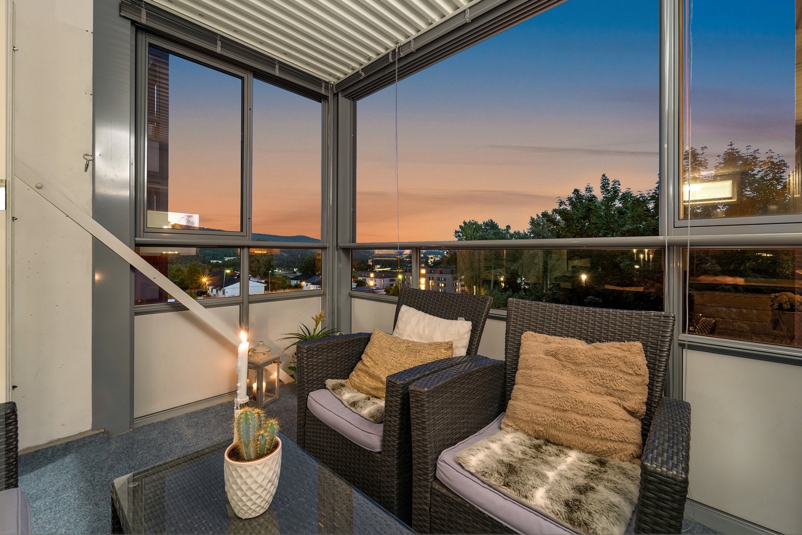 En av boligens mange høydepunkter er en innglasset balkong på 10kvm med gode solforhold! Følg med videre. Galleribilde