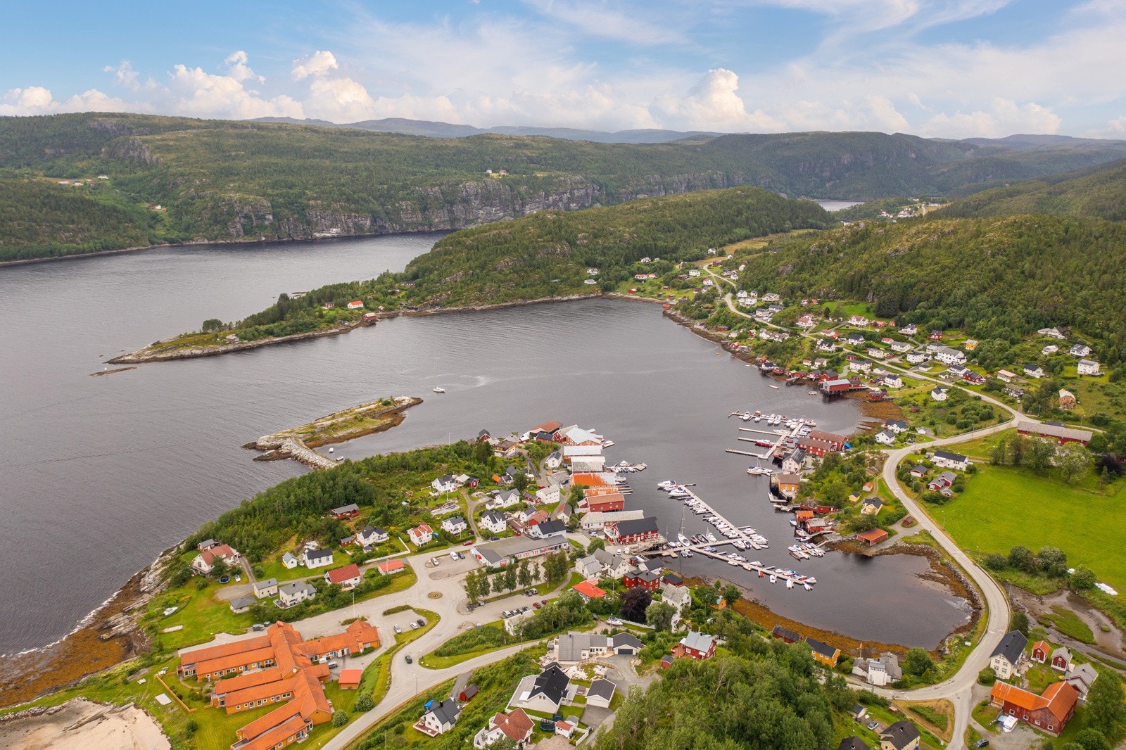 Tomten ligger i Indre Fosen kommune like ved Råkvåg sentrum Galleribilde