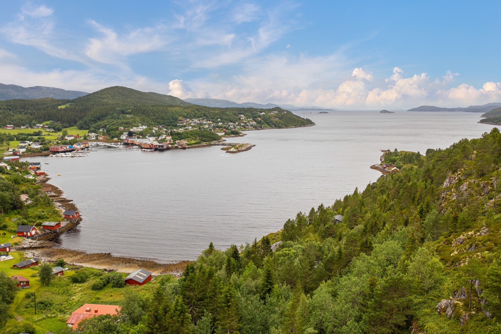 Her finner du gode fiskemuligheter, og veldig gode fritidsaktiviteter rundt om på Råkvåg Galleribilde