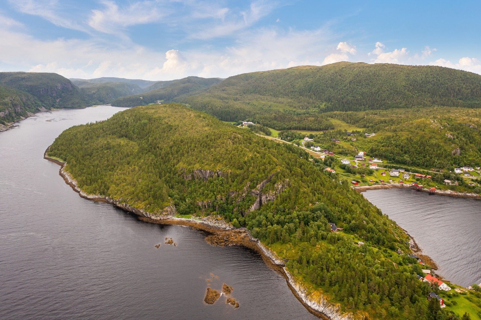 Det er til sammen delt opp i 64 hyttetomter hvor man kan oppleve fantastiske solforhold med vakker utsikt ut mot Rossmalvika og Sundvika Galleribilde