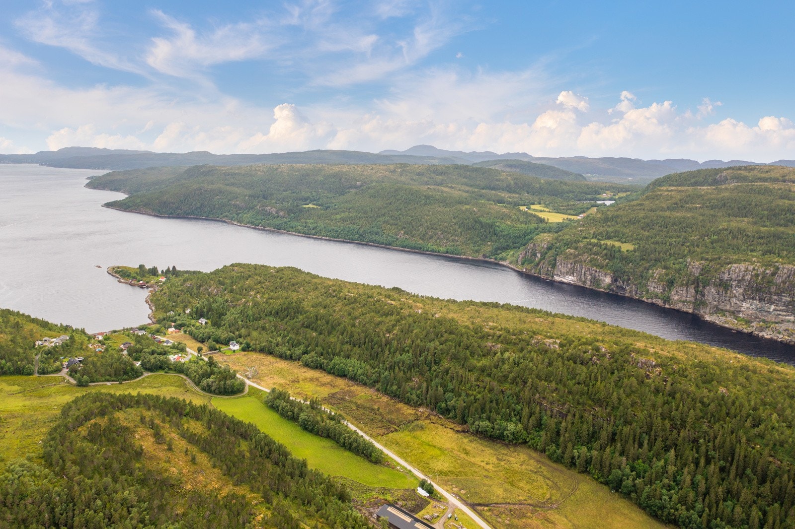 Det er laget egen privat vei fra hovedveien og tomten ligger meget sentralt i forhold til Råkvåg Galleribilde