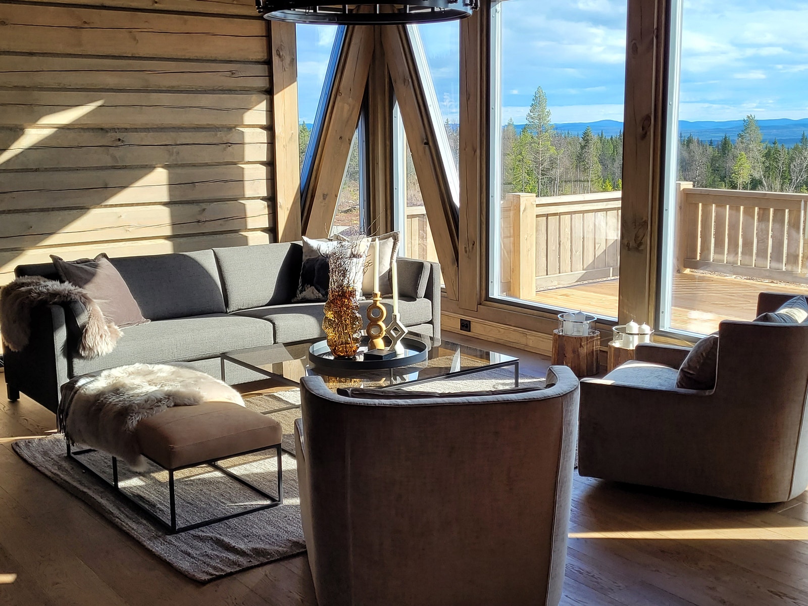 Stor stue med "timberframe" vinduer. Galleribilde