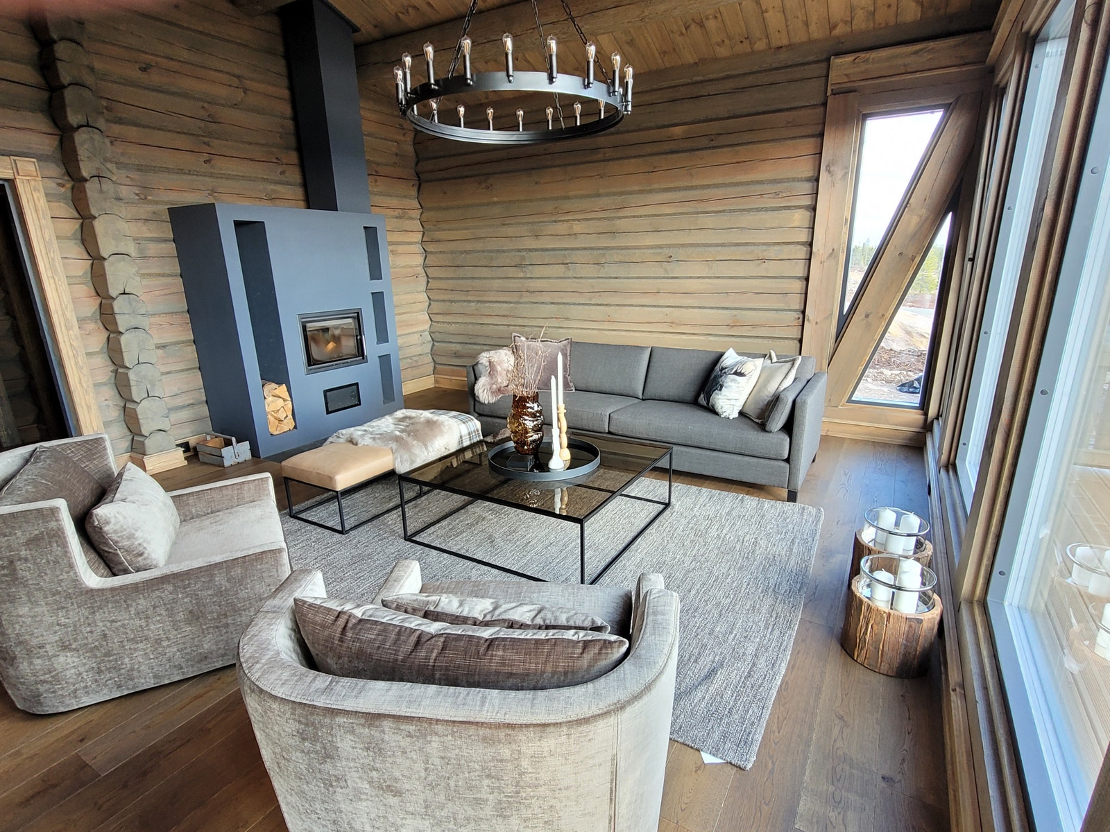 Stor stue med peis og "timberframe" vinduer. Galleribilde