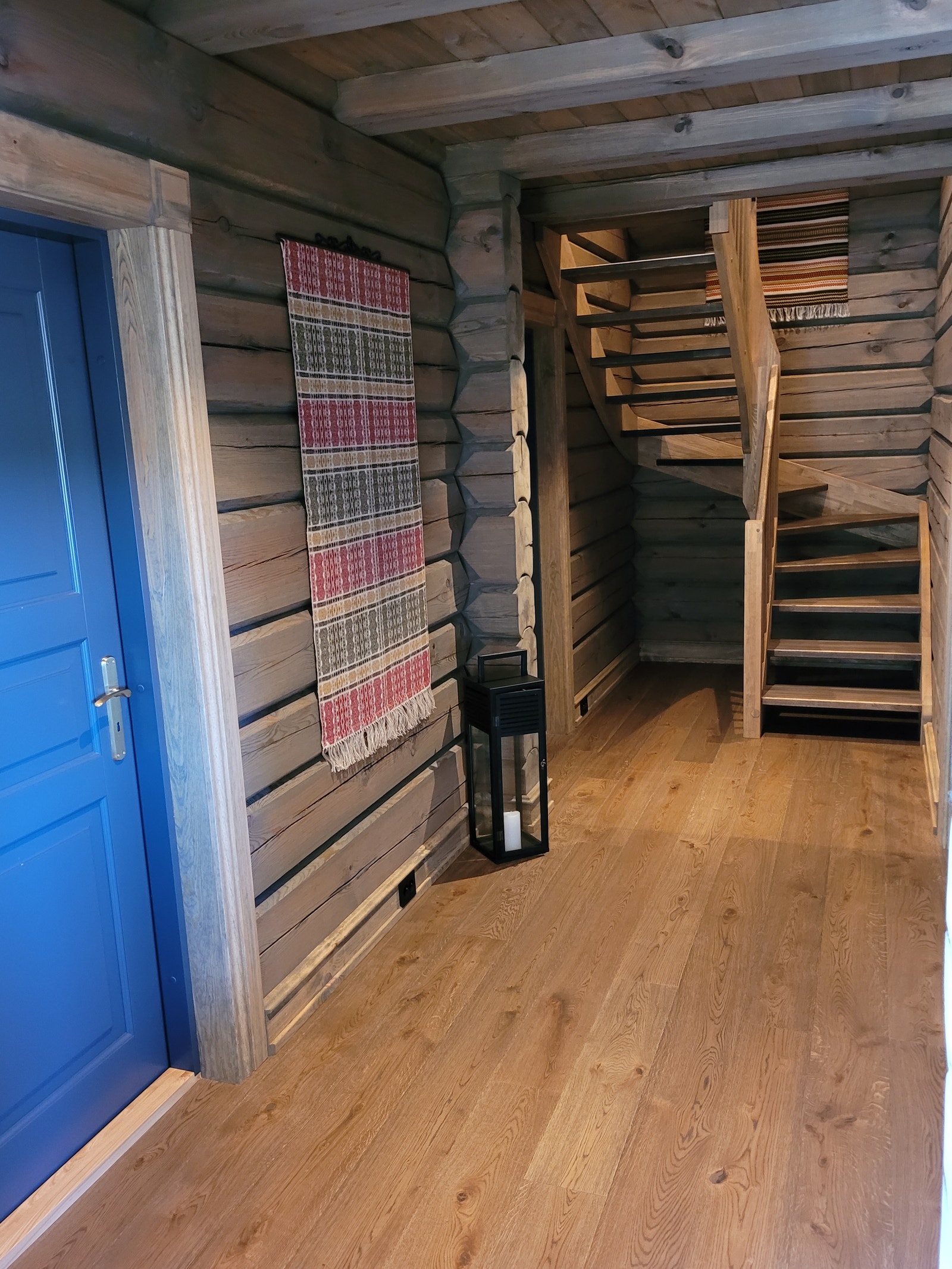 Stor hall med trapp til 2. etasje. Galleribilde