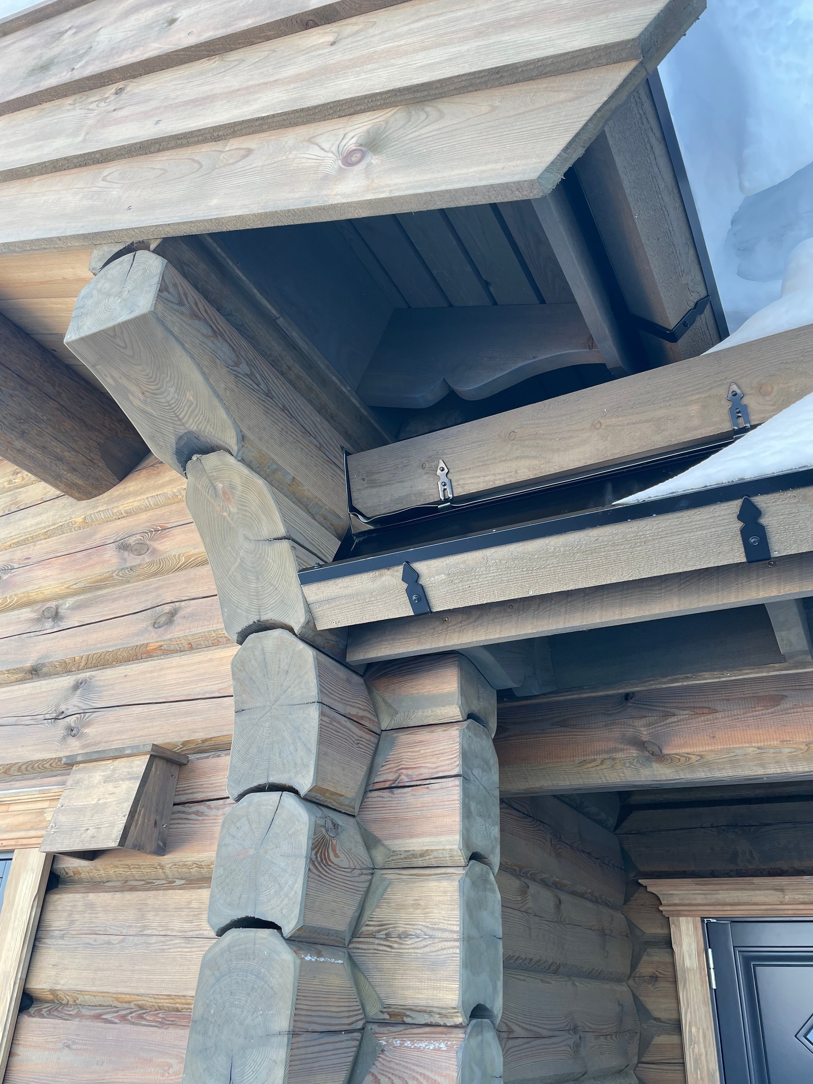 Håndlaftet av dyktige, nøyaktige laftere. Galleribilde