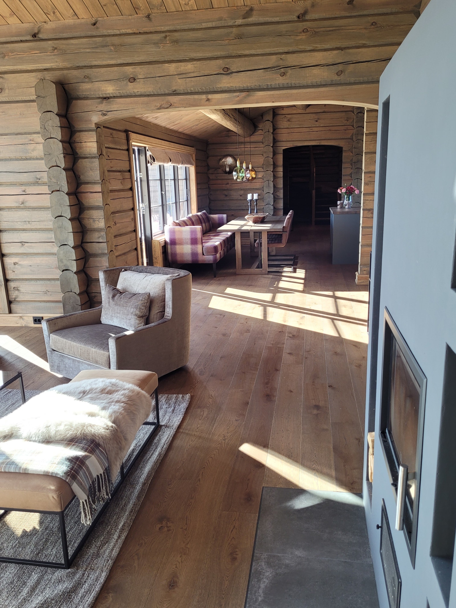 "Åpen" løsning til stort kjøkken med spiseplass. Galleribilde