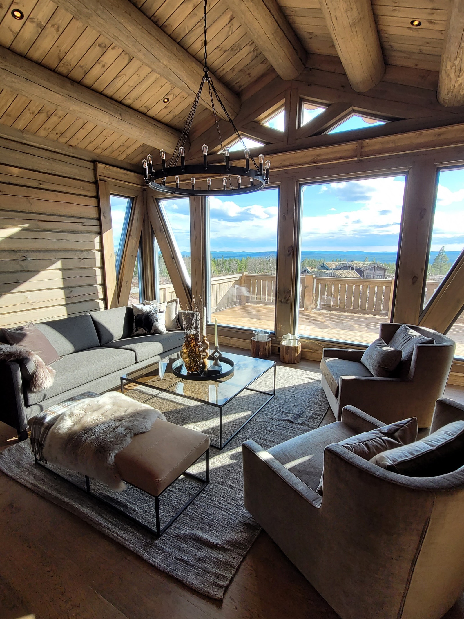 Stor stue med "timberframe" vinduer Galleribilde