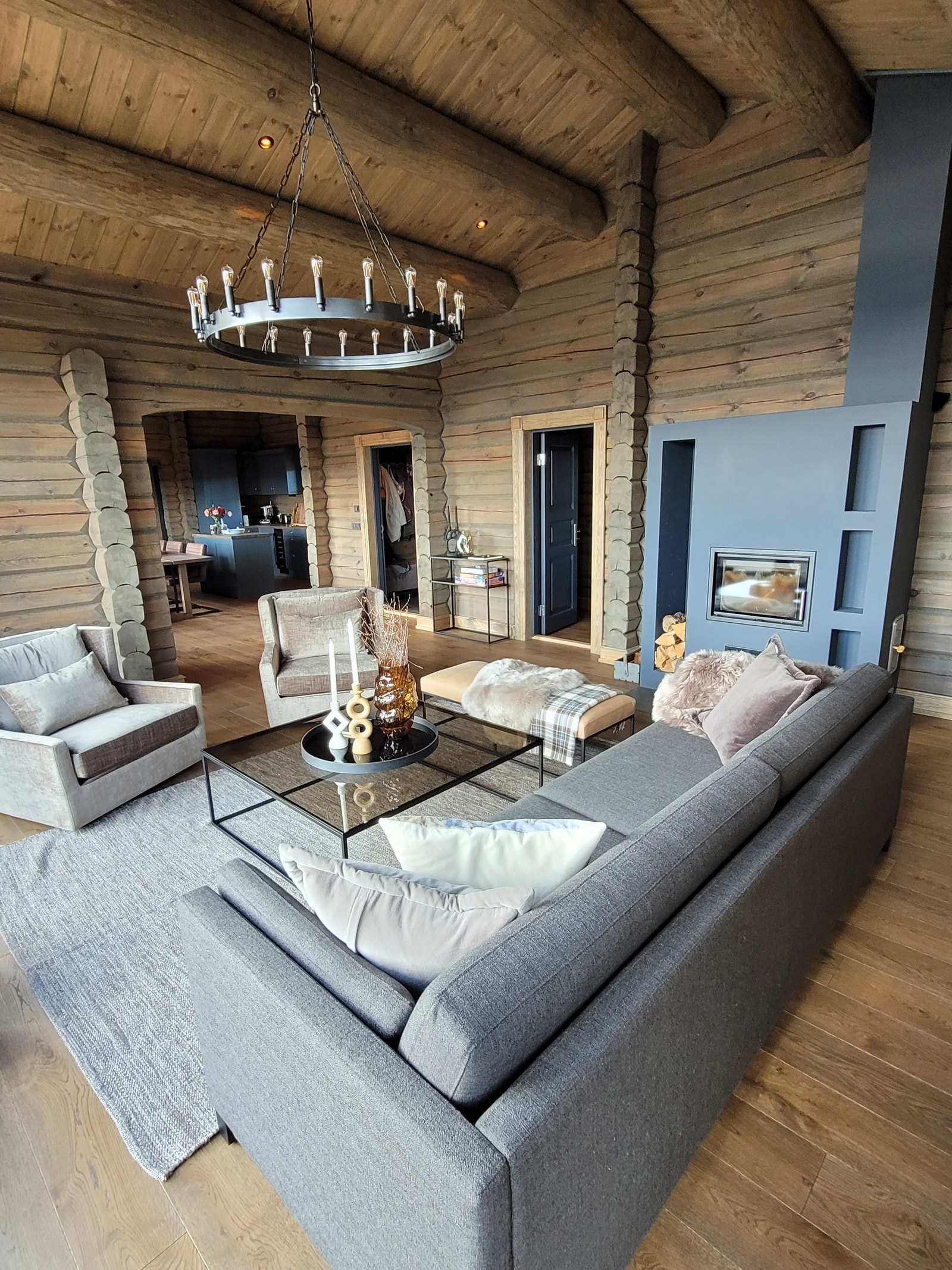 Stor stue med "timberframe" vinduer Galleribilde