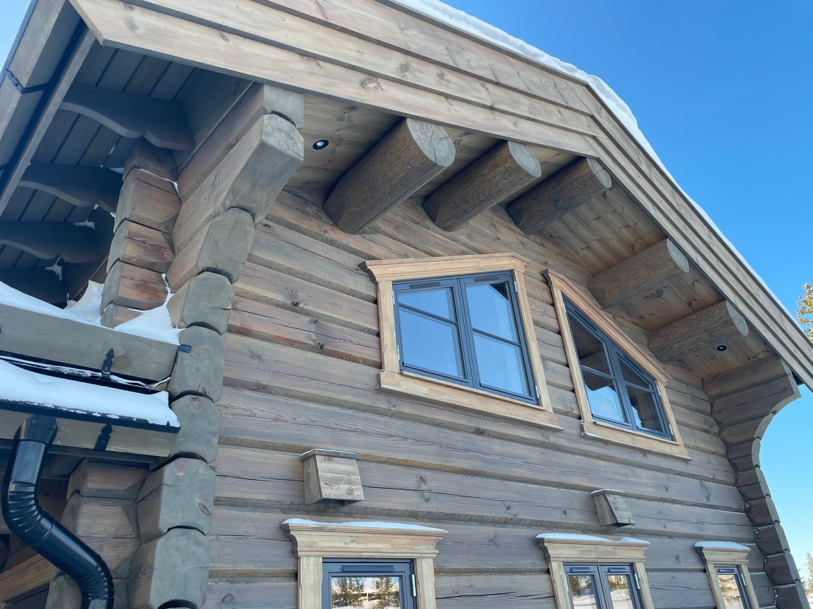 Håndlaftet av dyktige, nøyaktige laftere Galleribilde