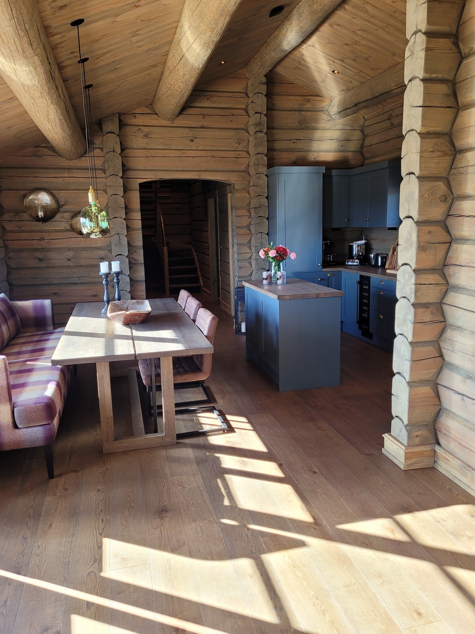 "Åpen" løsning til stort kjøkken med spiseplass. Galleribilde