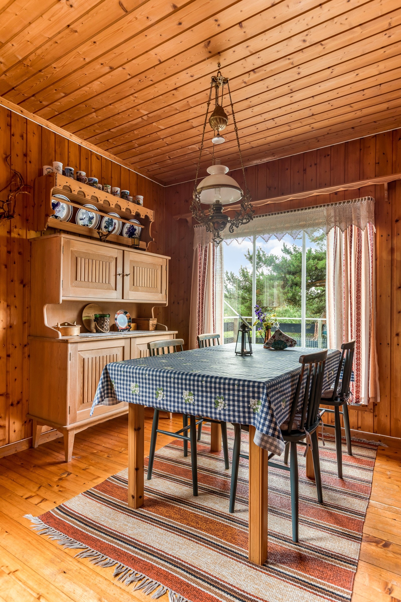 Hytta har store vindusflater som gir godt med natulig lys inn i stuerommet. Galleribilde