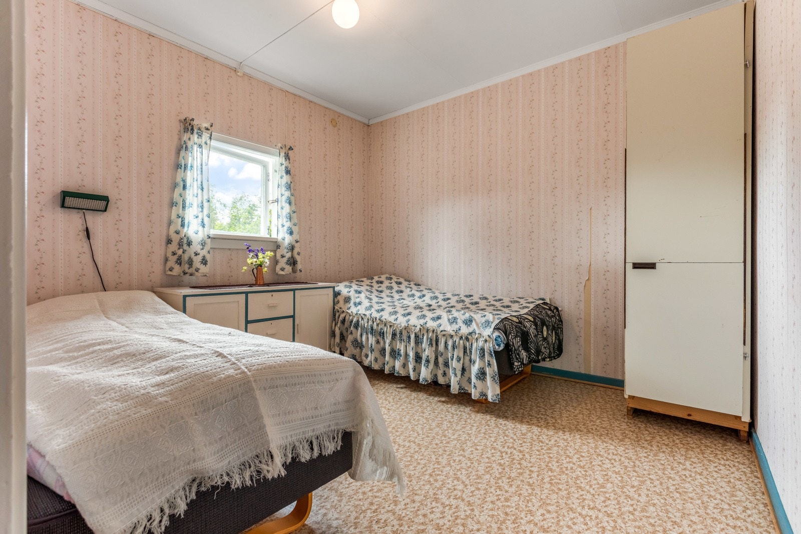 Hytta har totalt 3 soverom. Dette er hovedsoverommet, og er på 9 kvm. Galleribilde