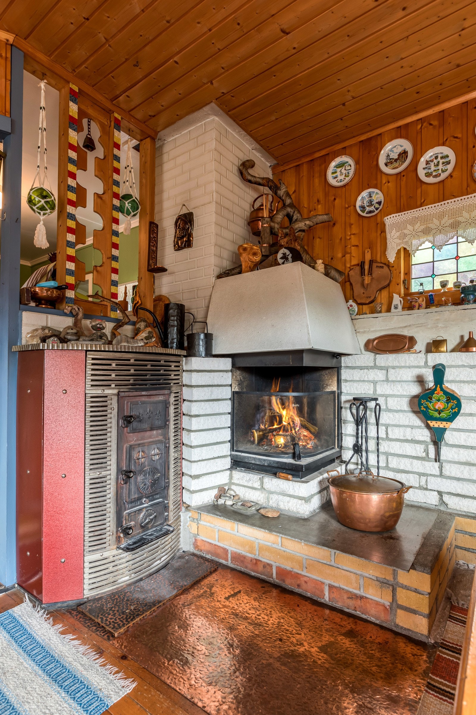 Behagelig vedfyring i både åpen og lukket peis gir en lun atmosfære om vinteren. Galleribilde