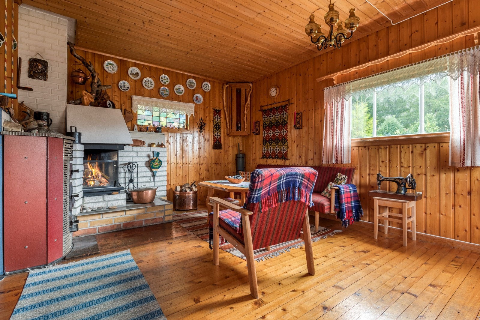 Hytta varmes opp via elektrisitet og vedfyring. Galleribilde
