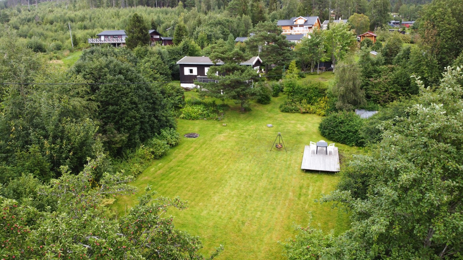 Nedre del av tomten er omkranset av natur med lite innsyn. Galleribilde