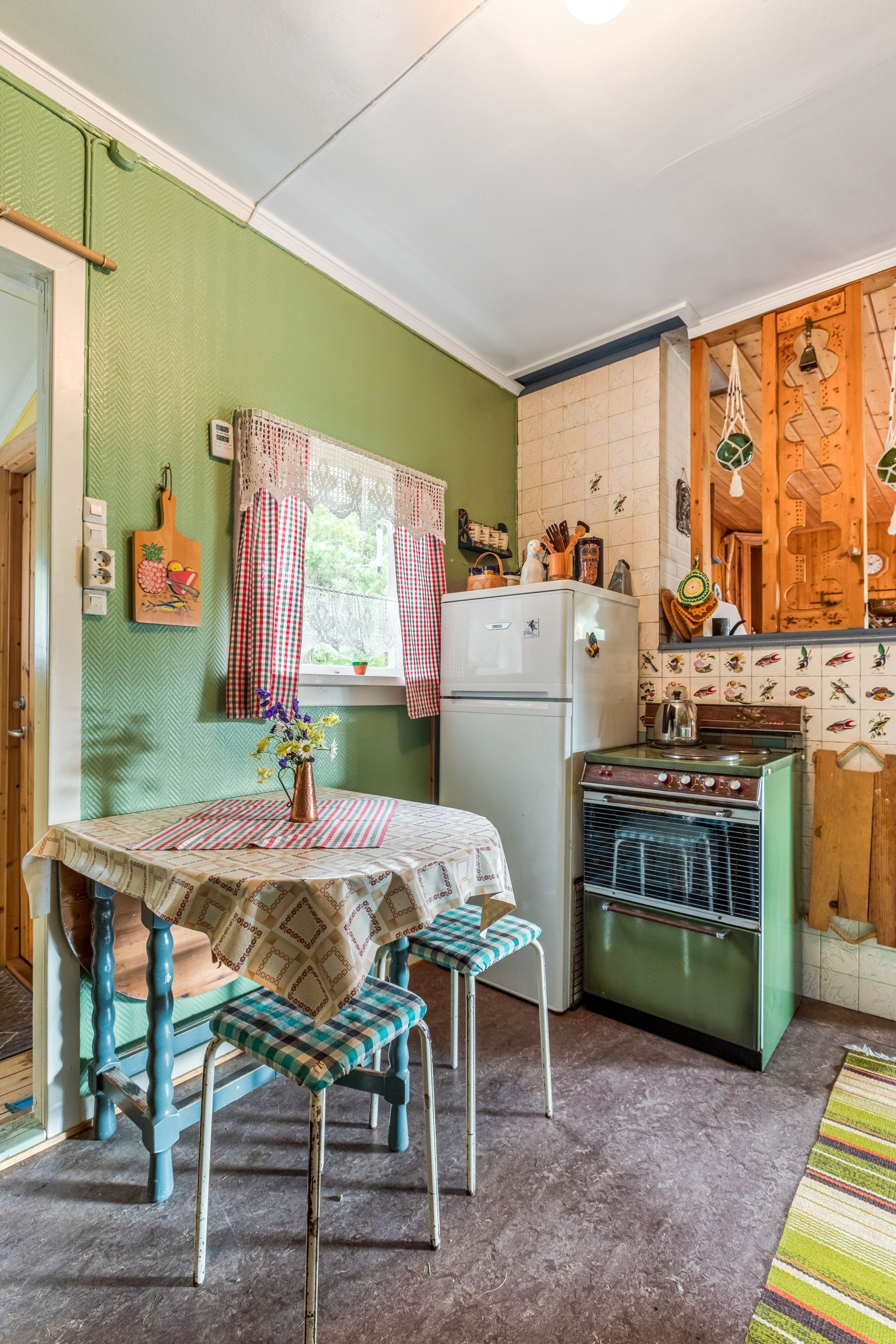 Kjøkken med frittstående komfyr, og plass til et lite spisebord. Galleribilde