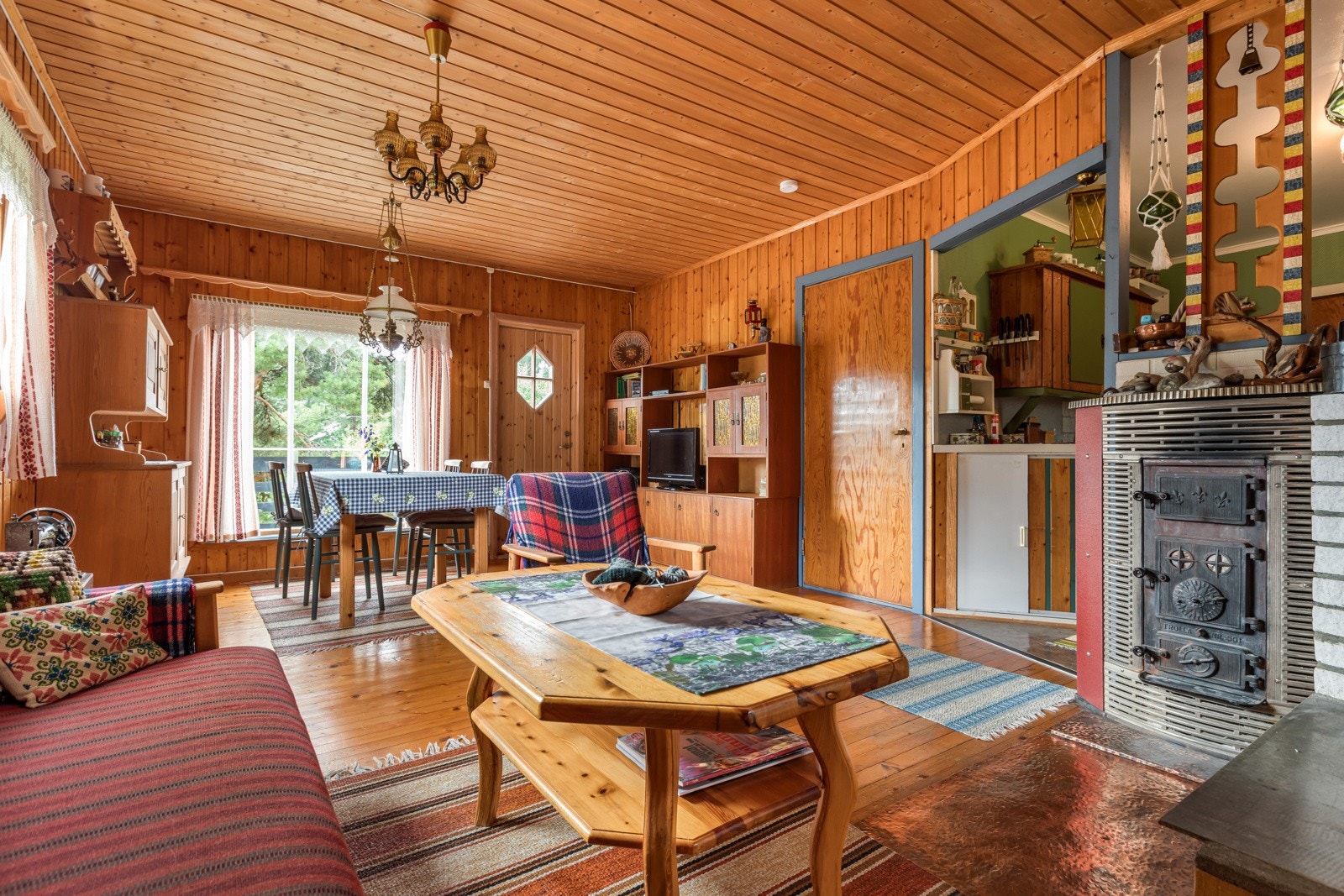 Hytta byr på en romslig stue på 21 kvm. med praktisk adskilt kjøkken. Galleribilde