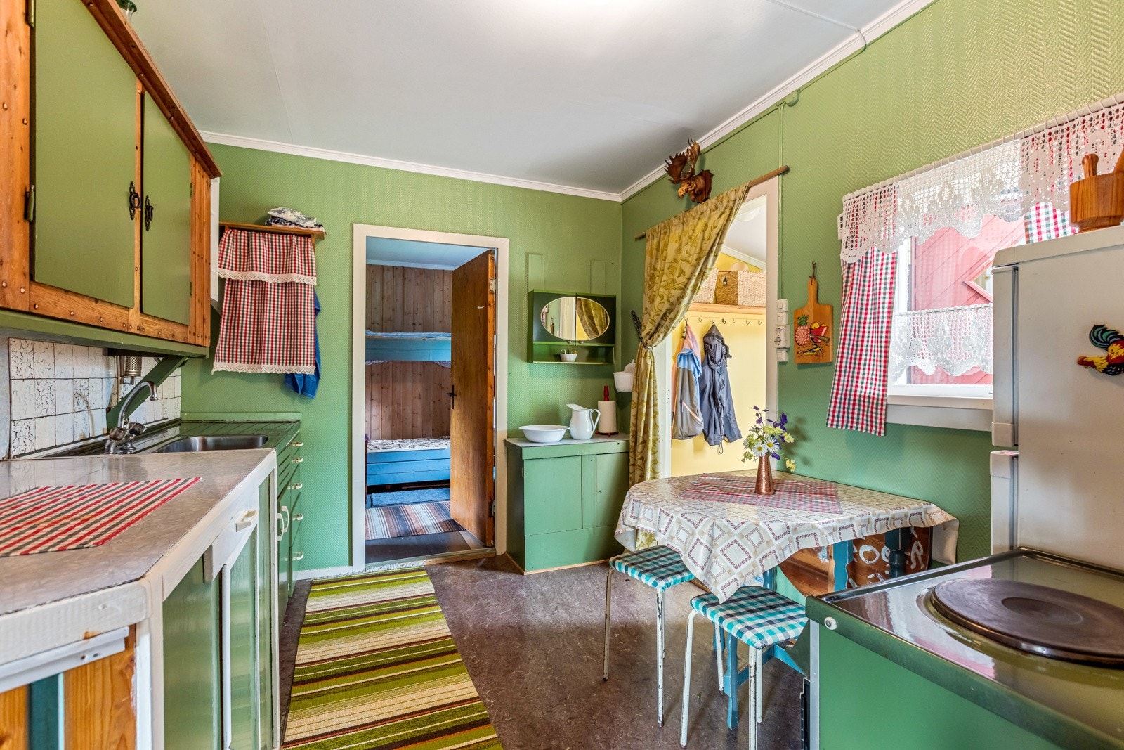 Kjøkkenet ligger i tilknyttning til gang og soverom. Galleribilde