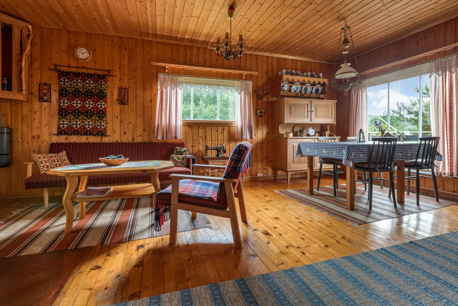 Med smarte løsninger blir arealet i stuerommet godt utnyttet, med plass til både sofagruppe og spiseplass. Galleribilde