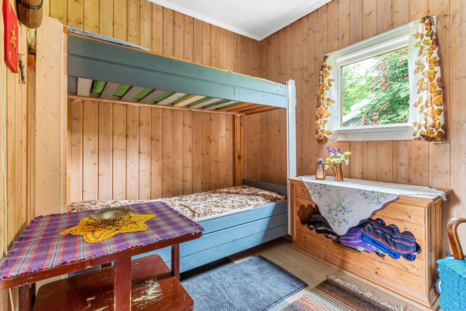 Dette soverommet er på 8 kvm med inngang til en bod på 1,5 kvm. Galleribilde