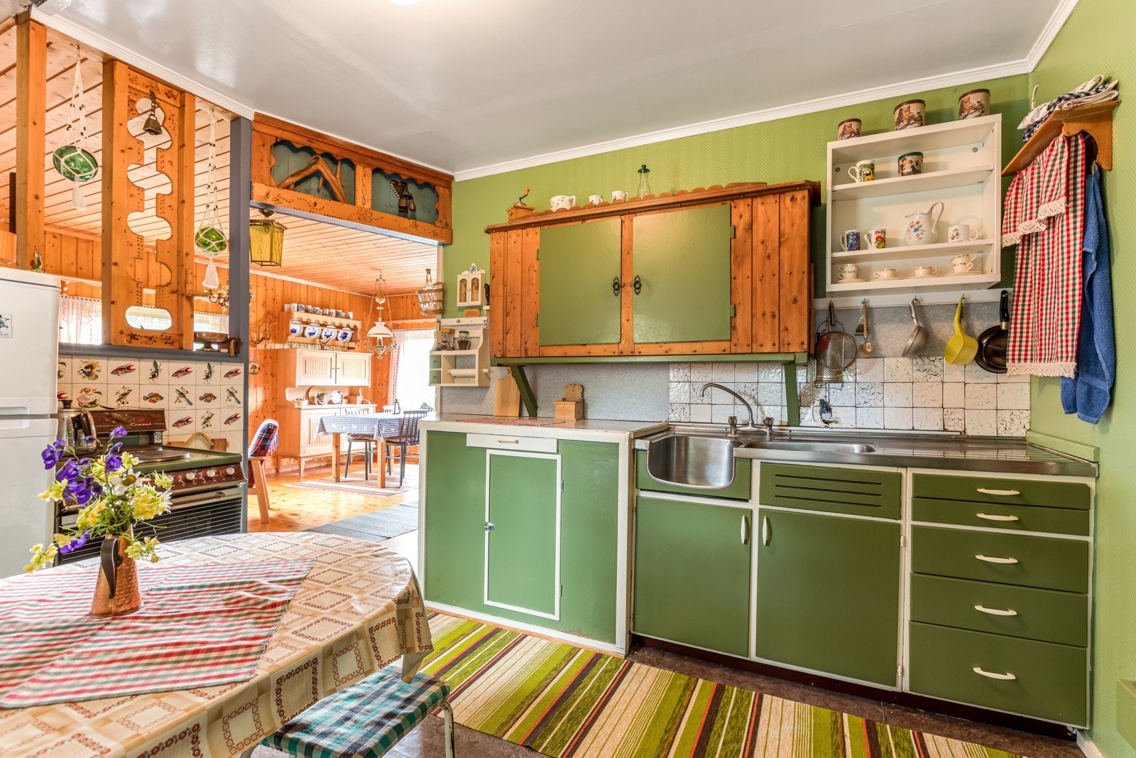 Hytta har et trivelig, eldre kjøkken på 8,5 kvm med god skapplass. Galleribilde