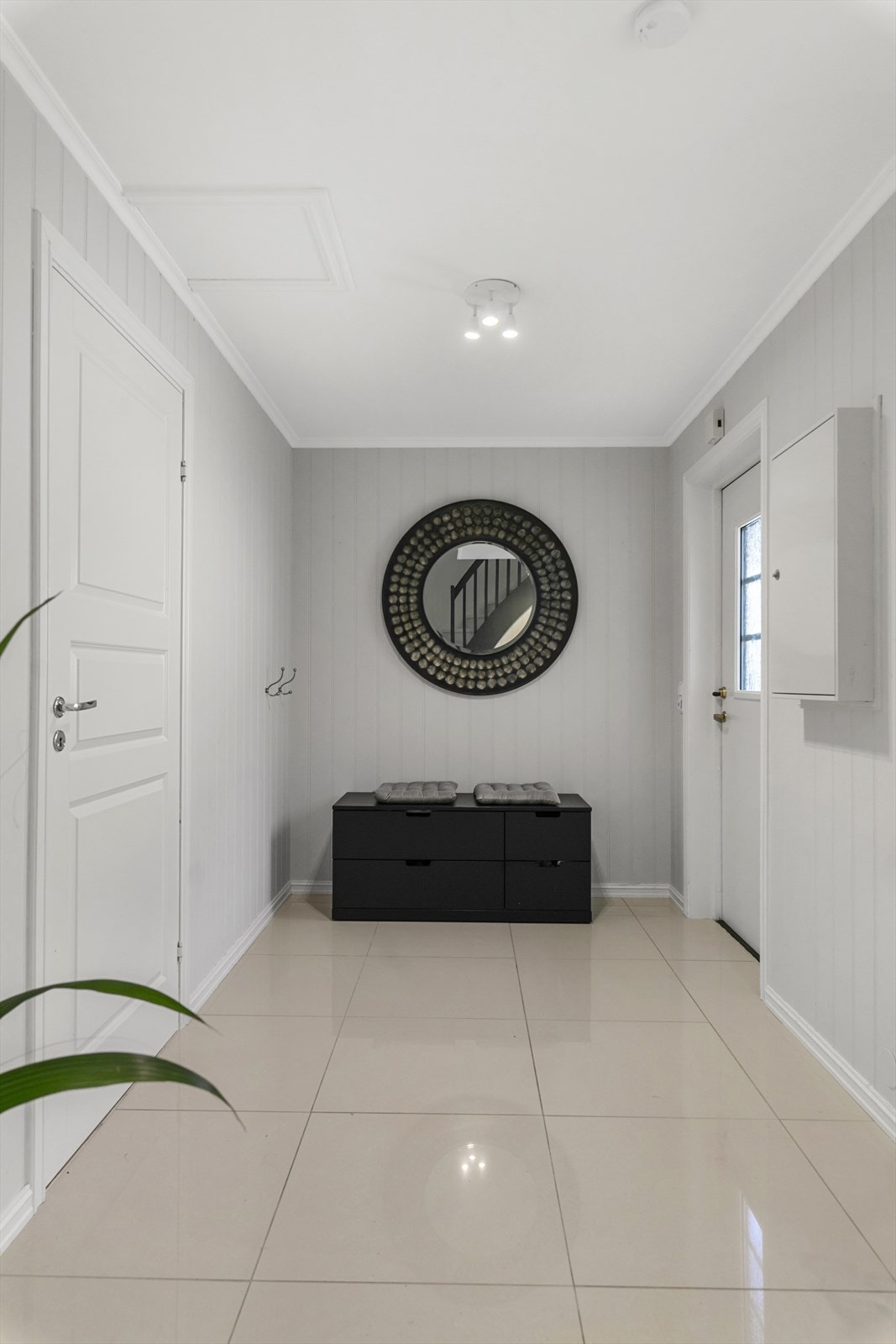 Innvendig fremstår boligen som lys og moderne, med fine materialvalg. Galleribilde
