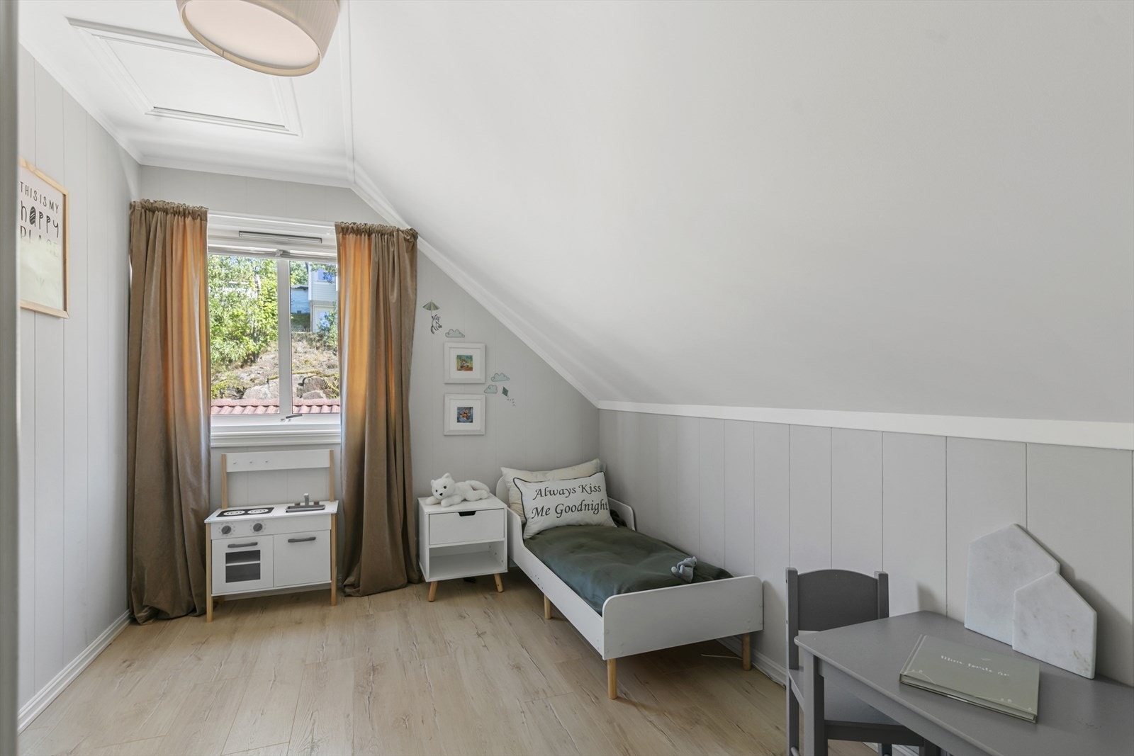 Lyst og fint soverom II i 2. etasje. Galleribilde