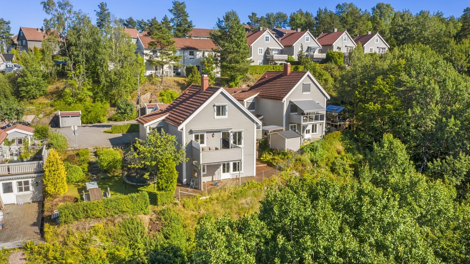 Boligen ligger meget solrikt, rolig og barnevennlig til i pent boligstrøk innerst i blindvei med flott utsikt og sol fra morgen til kveld. Galleribilde