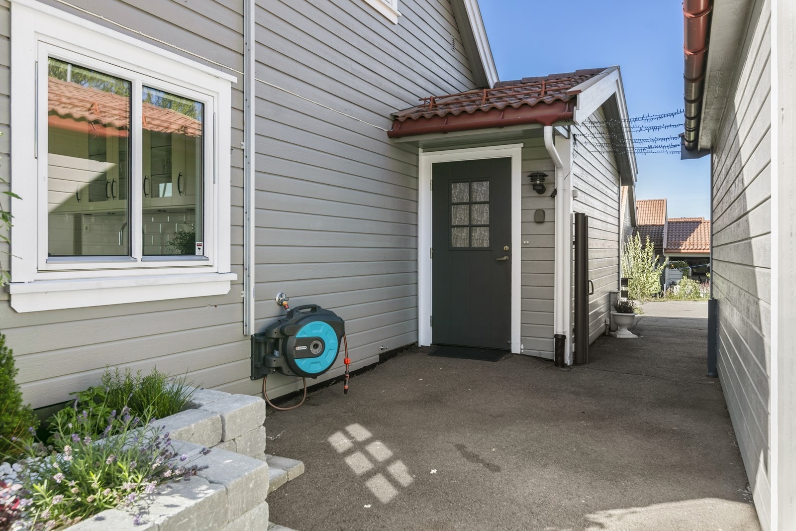 I tilknytning til inngangspartiet har man også carport, samt en biloppstillingsplass. Galleribilde