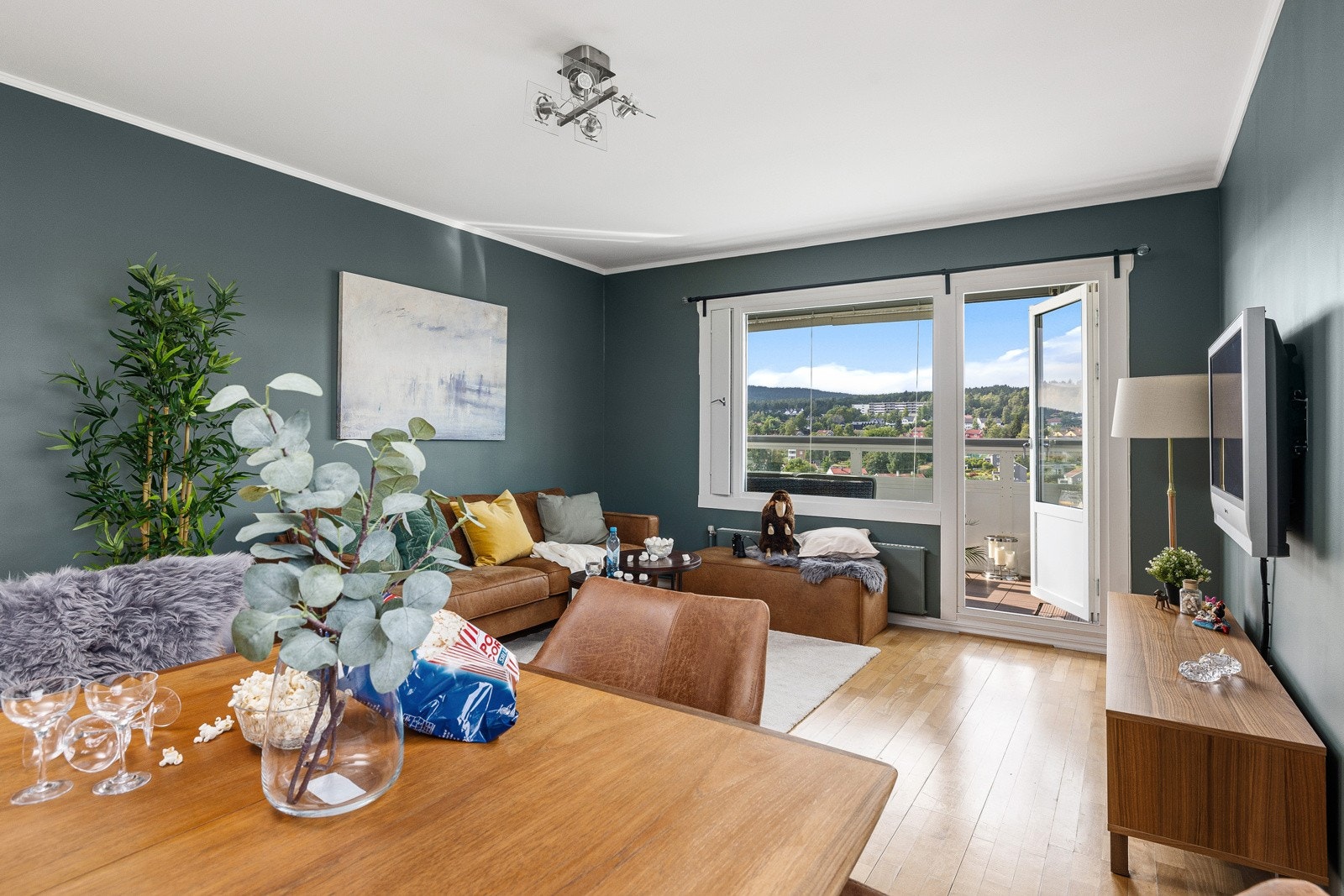 Utgang i enden av stuen til innglasset balkong Galleribilde