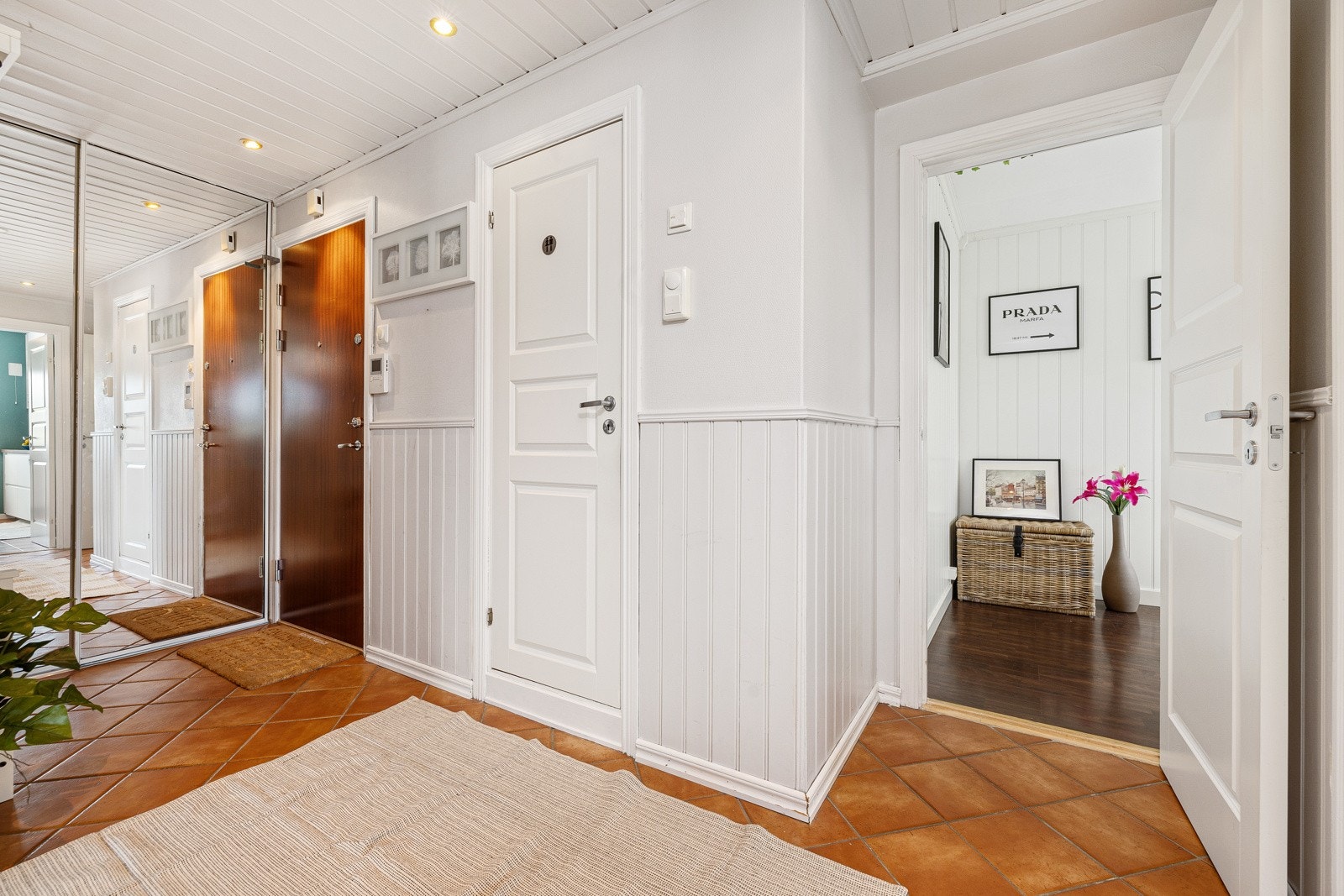 Entrè/gang med speilgarderobeskap Galleribilde