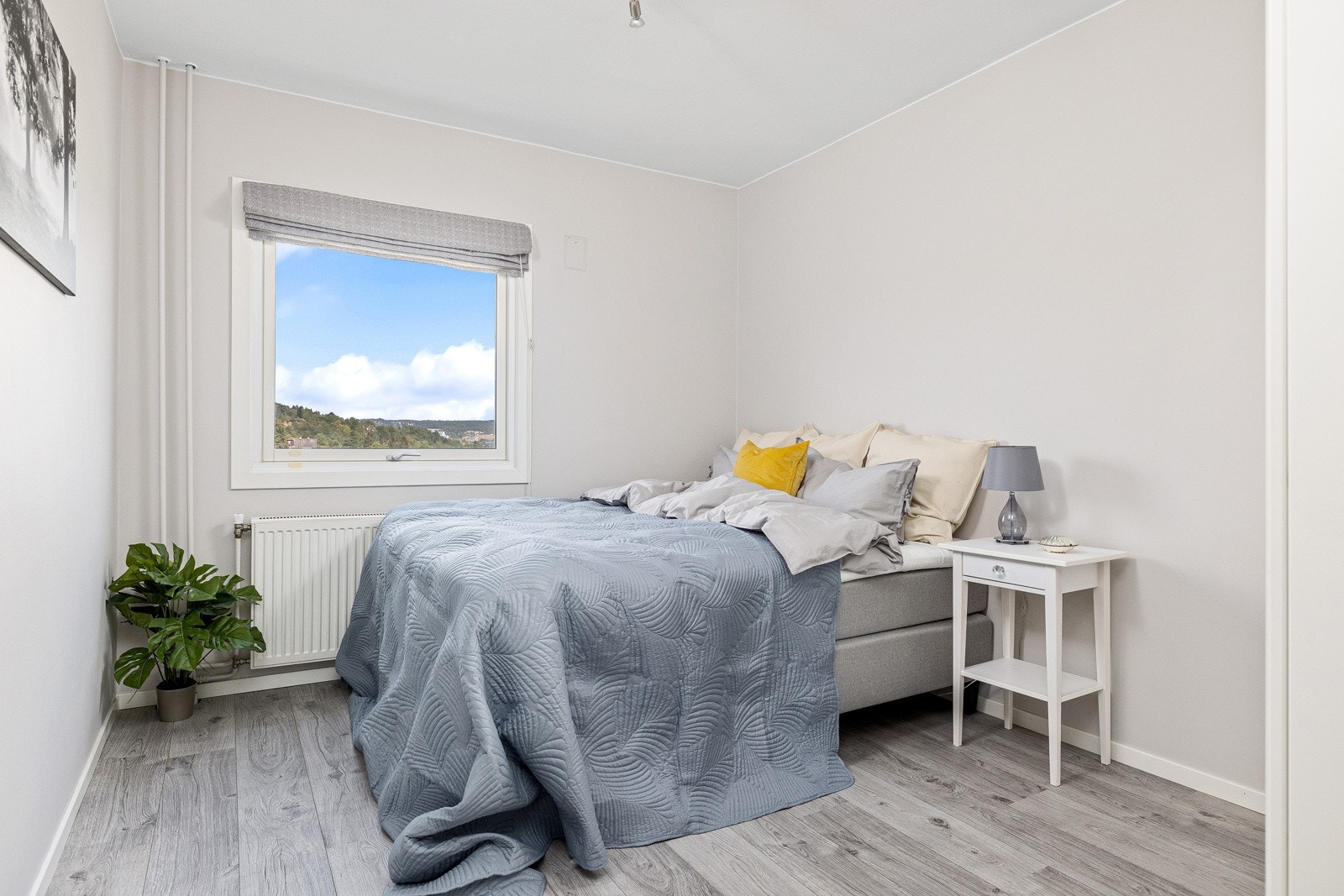 Romslig hovedsoverom med praktisk garderobeskap Galleribilde