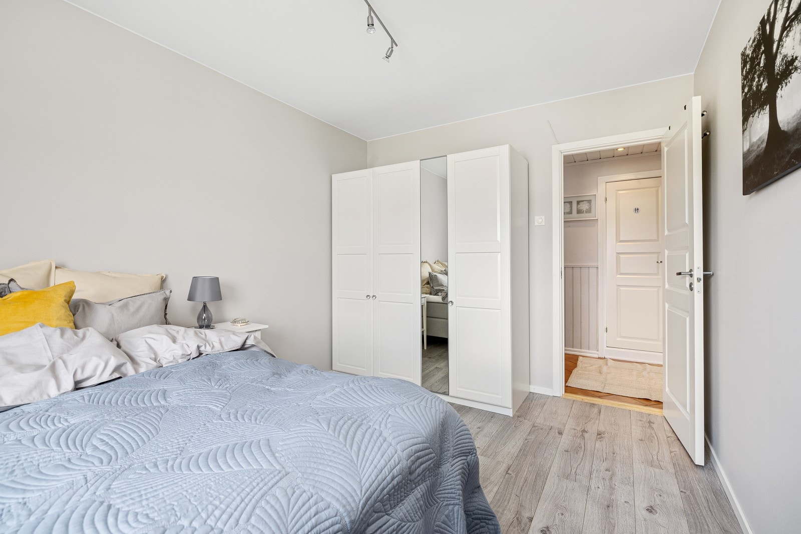 Soverommet har god plass til dobbeltseng med tilhørende nattbord Galleribilde