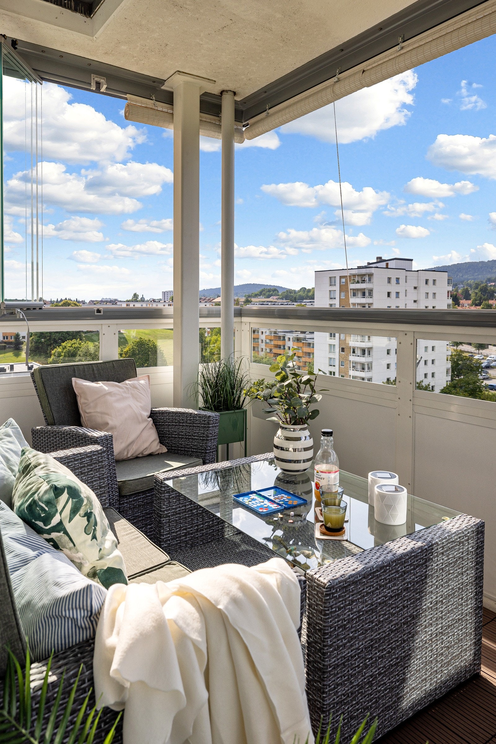 Balkongen er innglasset, noe som gjør den eksta bruksvennlig Galleribilde