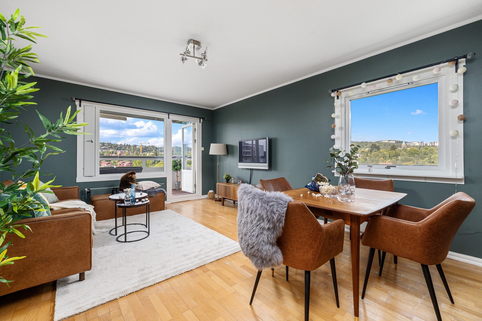 Stuen ligger på hjørnet i 10 etg og har endevindu som gir utsikt fra spisebordet Galleribilde