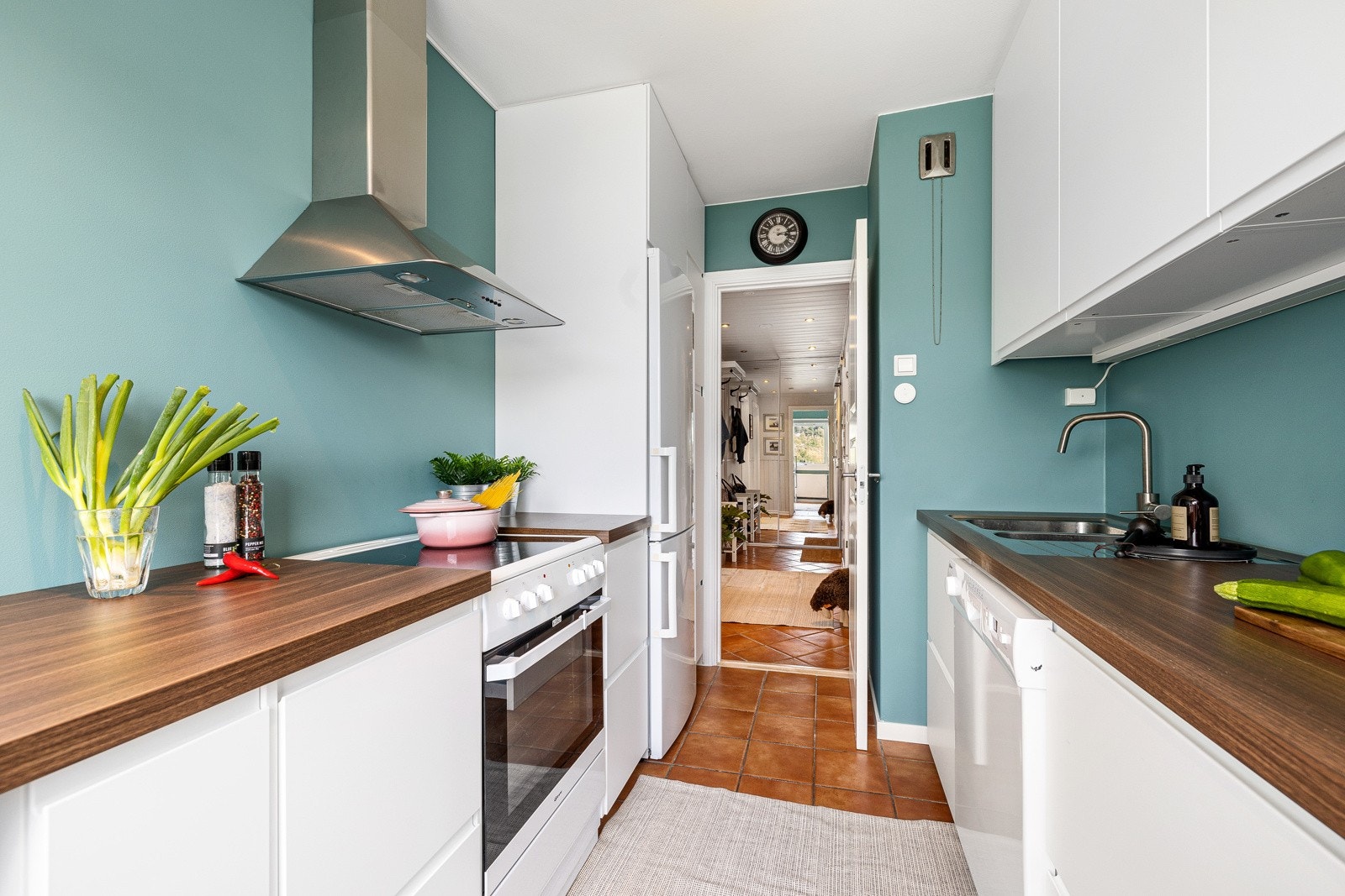 Godt med benke-/og skap plass på kjøkken Galleribilde