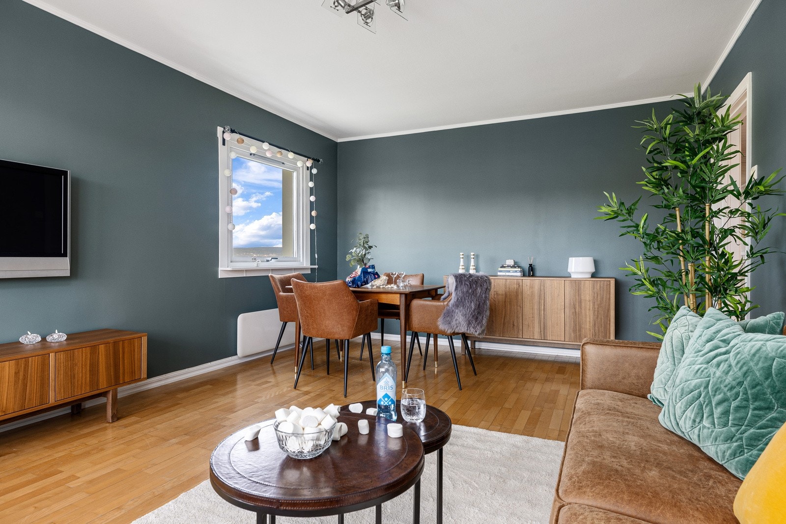 Spisestuen finner sin naturlige plass i det man kommer inn i rommet Galleribilde