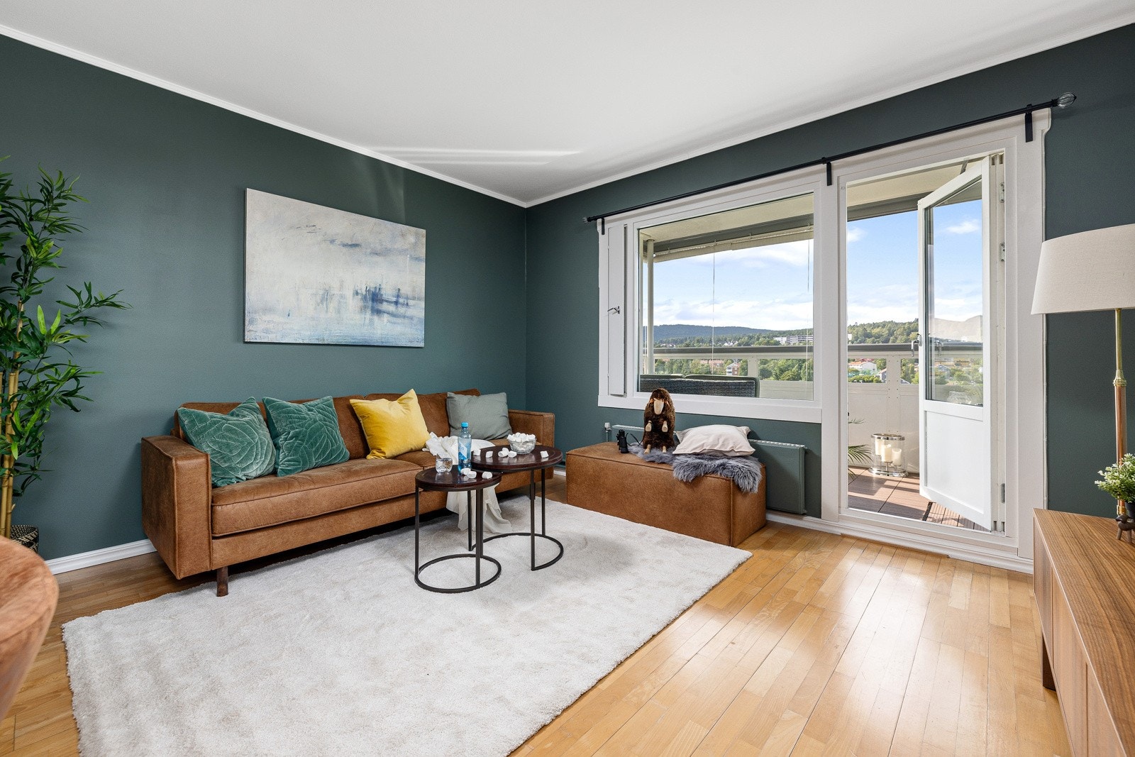 Stuen rommer fin plass til sofagruppe og andre møblement Galleribilde