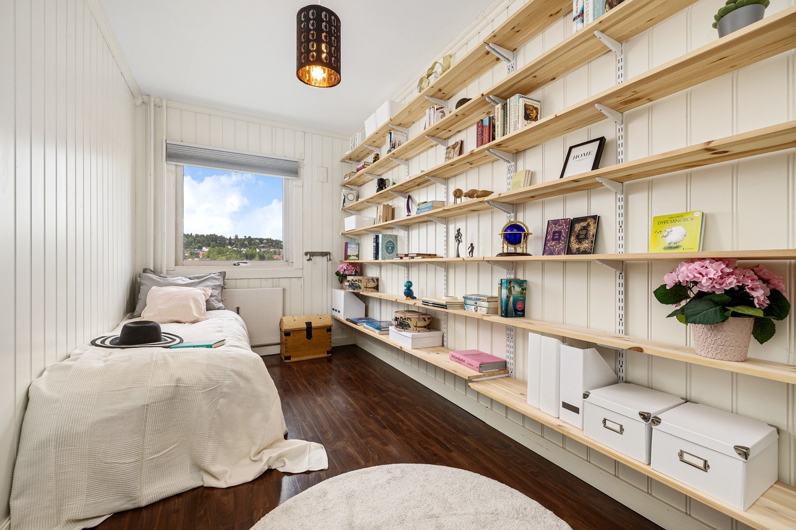 Soverom II med plassbygde hyller Galleribilde