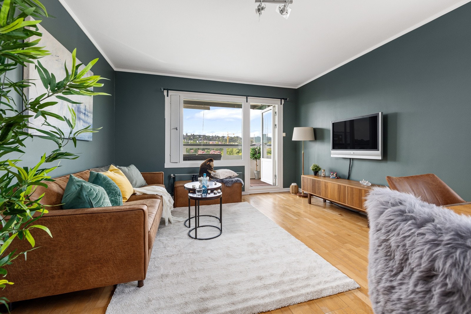 Stuen er malt i en tidsrikitg og moderne farge Galleribilde